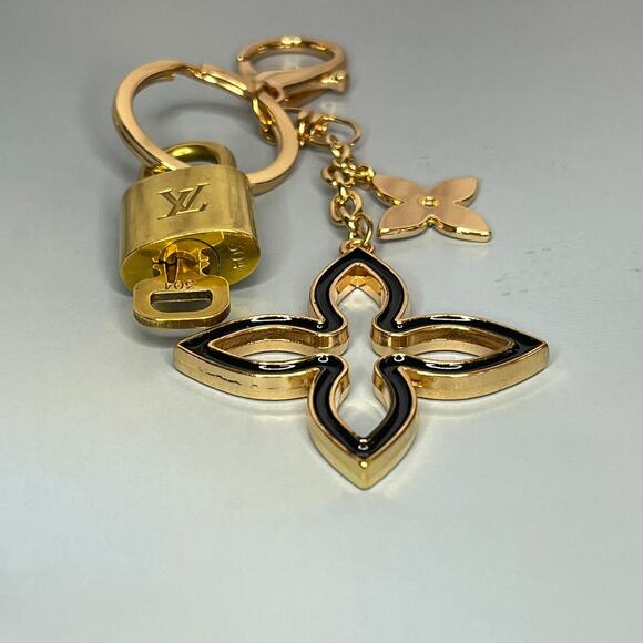 Louis Vuitton Lock and Key Set #304 with a Flower Keychain - Picture 5 of 5